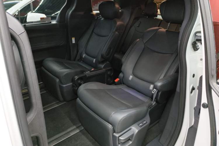Used Toyota SIENNA 2023 2.5L Hybrid Deluxe Edition Left Rear Seat