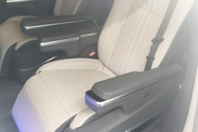 Used Toyota SIENNA 2023 2.5L Hybrid Deluxe Edition Left Rear Seat