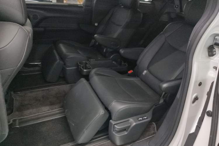 Used Toyota SIENNA 2023 2.5L Hybrid Deluxe Edition Left Rear Seat