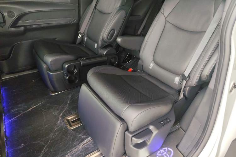 Used Toyota SIENNA 2023 2.5L Hybrid Deluxe Edition Left Rear Seat
