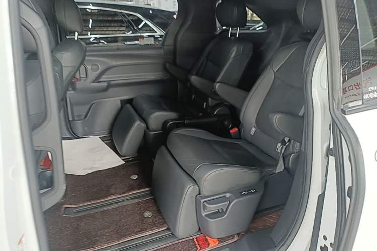 Used Toyota SIENNA 2023 2.5L Hybrid Deluxe Edition Left Rear Seat