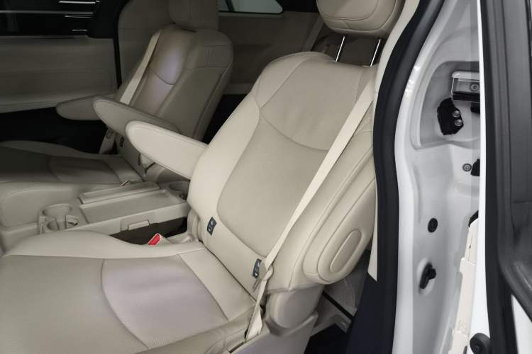 Used Toyota SIENNA 2023 2.5L Hybrid Luxury Edition Left Rear Seat
