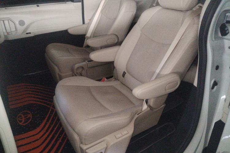 Used Toyota SIENNA 2023 2.5L Hybrid Deluxe Edition Left Rear Seat