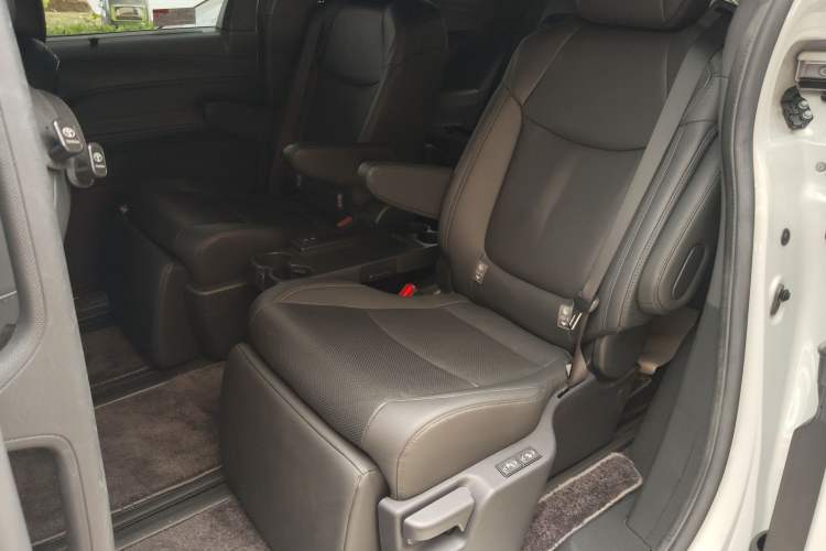 Used Toyota SIENNA 2023 2.5L Hybrid Deluxe Edition Left Rear Seat
