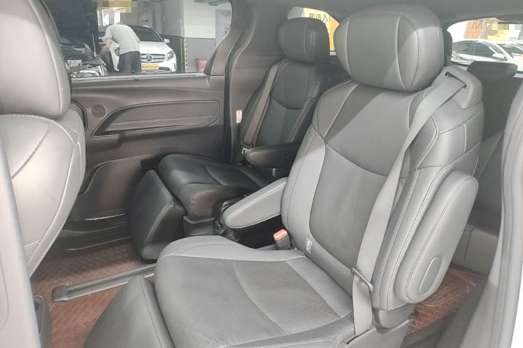 Used Toyota SIENNA 2023 2.5L Hybrid Deluxe Edition Left Rear Seat