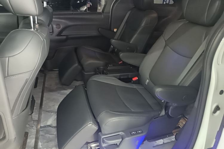 Used Toyota SIENNA 2023 2.5L Hybrid Deluxe Edition Left Rear Seat