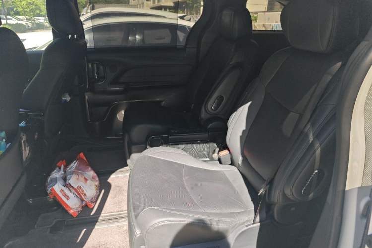Used Toyota SIENNA 2023 2.5L Hybrid Deluxe Edition Left Rear Seat