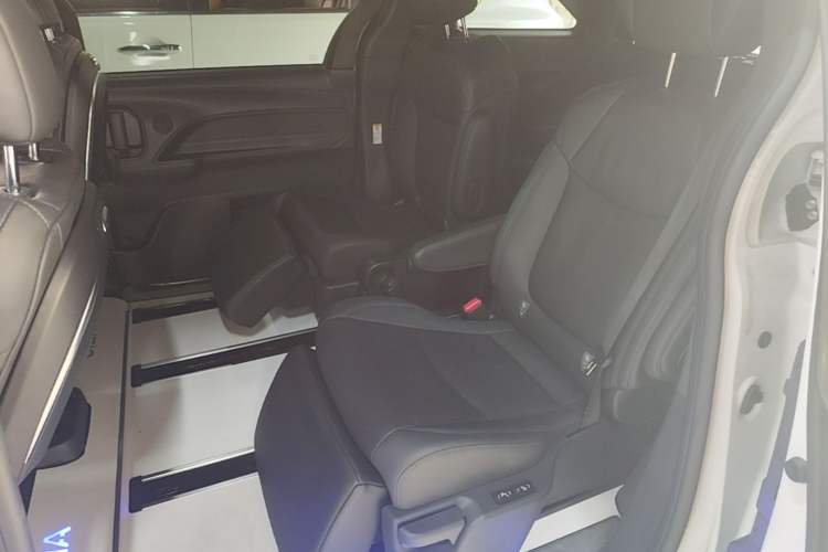 Used Toyota SIENNA 2023 2.5L Hybrid Deluxe Edition Left Rear Seat