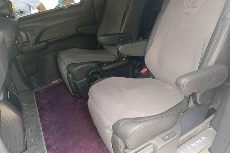 Used Toyota SIENNA 2023 2.5L Hybrid Deluxe Edition Left Rear Seat