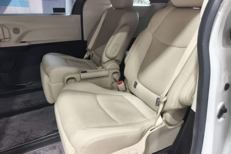 Used Toyota SIENNA 2023 2.5L Hybrid Deluxe Edition Left Rear Seat