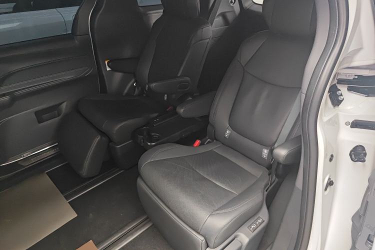 Used Toyota SIENNA 2023 2.5L Hybrid Deluxe Edition Left Rear Seat
