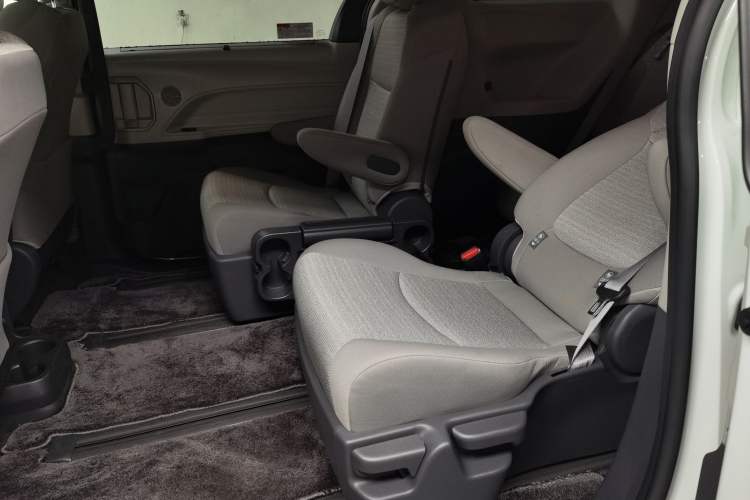 Used Toyota SIENNA 2023 2.5L Hybrid Comfort Edition Left Rear Seat