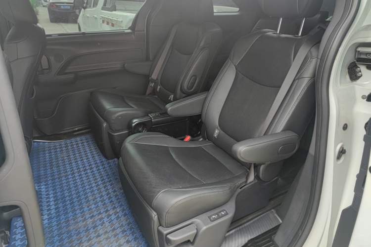 Used Toyota SIENNA 2023 2.5L Hybrid Deluxe Edition Left Rear Seat