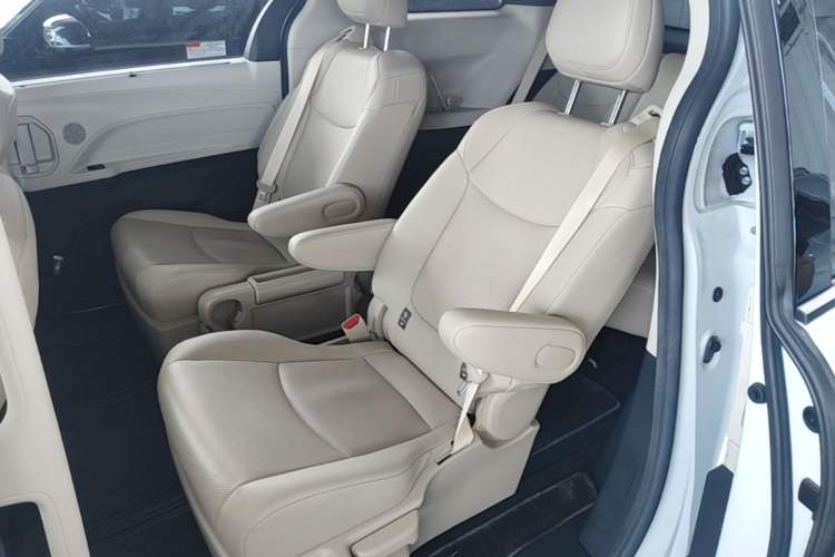 Used Toyota SIENNA 2023 2.5L Hybrid Luxury Edition Left Rear Seat