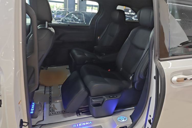 Used Toyota SIENNA 2023 2.5L Hybrid Deluxe Edition Left Rear Seat