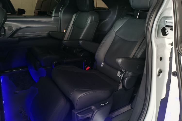 Used Toyota SIENNA 2023 2.5L Hybrid Deluxe Edition Left Rear Seat