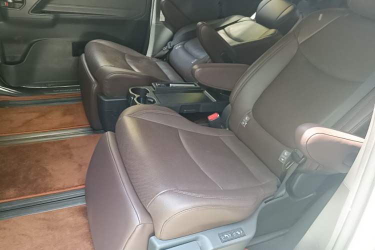 Used Toyota SIENNA 2023 2.5L Hybrid Platinum Edition Left Rear Seat