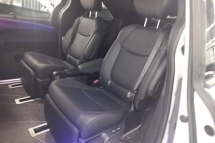 Used Toyota SIENNA 2023 2.5L Hybrid Deluxe Edition Left Rear Seat