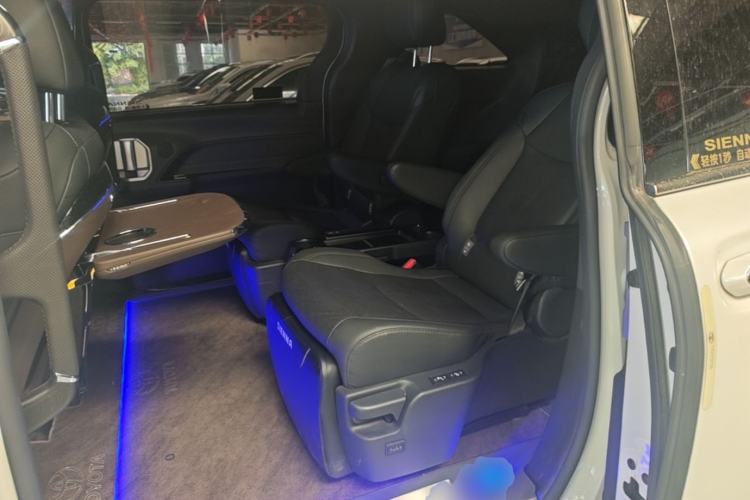 Used Toyota SIENNA 2023 2.5L Hybrid Deluxe Edition Left Rear Seat