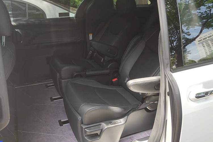 Used Toyota SIENNA 2023 2.5L Hybrid Deluxe Edition Left Rear Seat