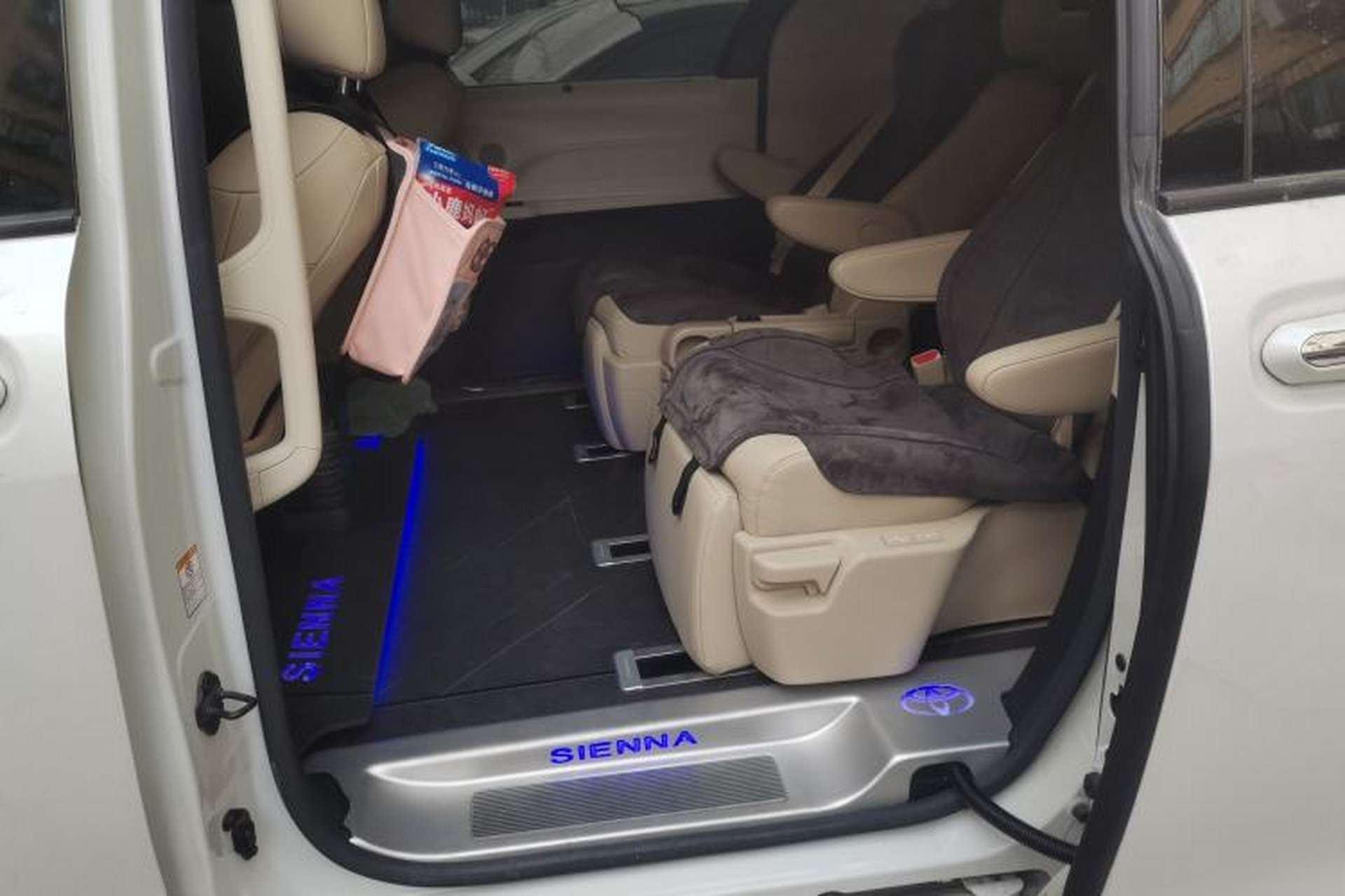 Used Toyota SIENNA 2023 2.5L Hybrid Deluxe Edition Left Rear Seat
