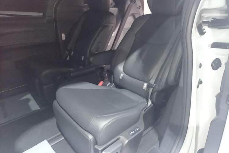 Used Toyota SIENNA 2023 2.5L Hybrid Deluxe Edition Left Rear Seat