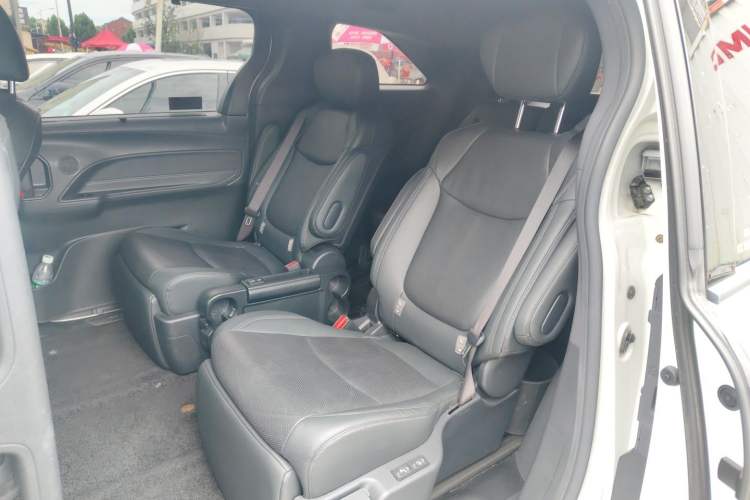Used Toyota SIENNA 2023 2.5L Hybrid Deluxe Edition Left Rear Seat