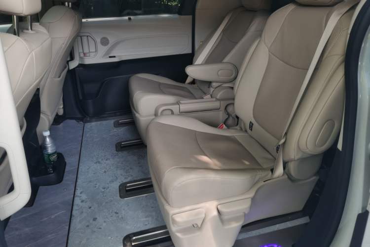 Used Toyota SIENNA 2023 2.5L Hybrid Luxury Edition Left Rear Seat