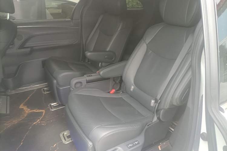 Used Toyota SIENNA 2023 2.5L Hybrid Deluxe Edition Left Rear Seat