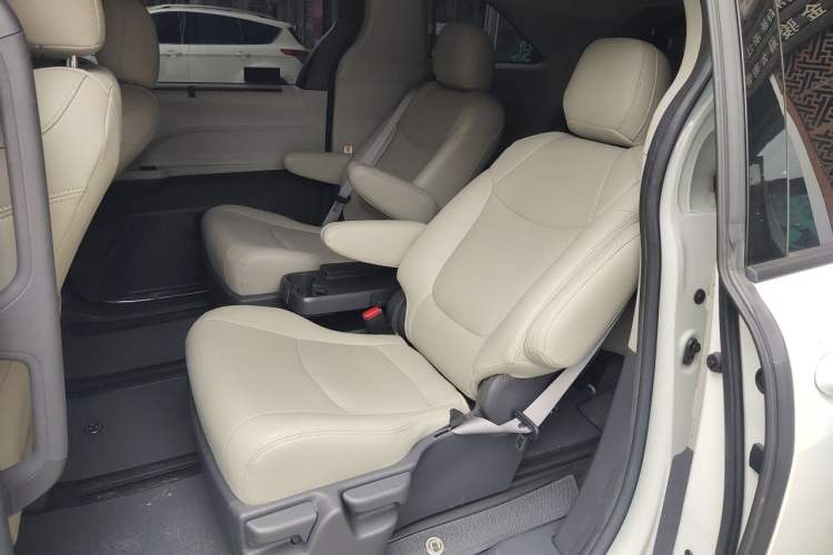 Used Toyota SIENNA 2023 2.5L Hybrid Comfort Edition Left Rear Seat