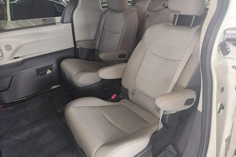 Used Toyota SIENNA 2023 2.5L Hybrid Comfort Edition Left Rear Seat