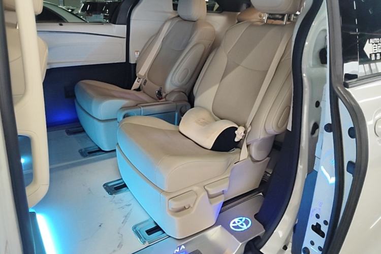 Used Toyota SIENNA 2023 2.5L Hybrid Luxury Edition Left Rear Seat