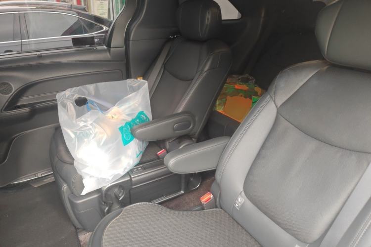 Used Toyota SIENNA 2023 2.5L Hybrid Deluxe Edition Left Rear Seat