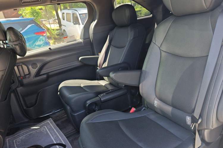 Used Toyota SIENNA 2023 2.5L Hybrid Deluxe Edition Left Rear Seat