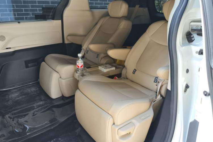 Used Toyota SIENNA 2023 2.5L Hybrid Deluxe Edition Left Rear Seat