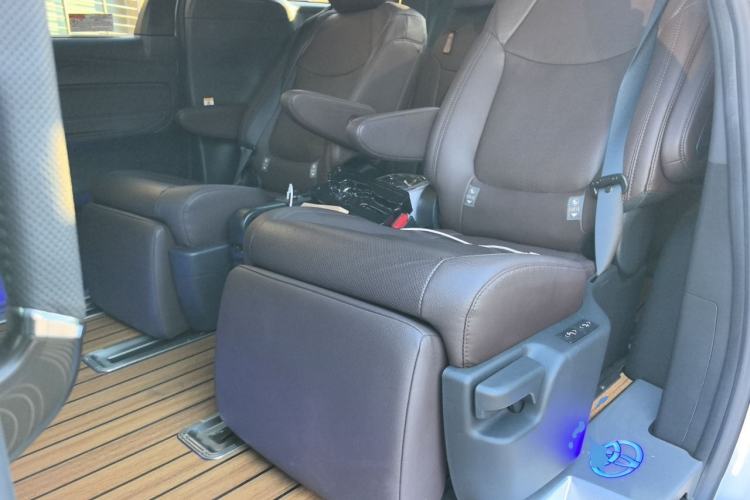 Used Toyota SIENNA 2023 2.5L Hybrid Platinum Edition Left Rear Seat