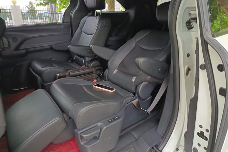 Used Toyota SIENNA 2023 2.5L Hybrid Deluxe Edition Left Rear Seat