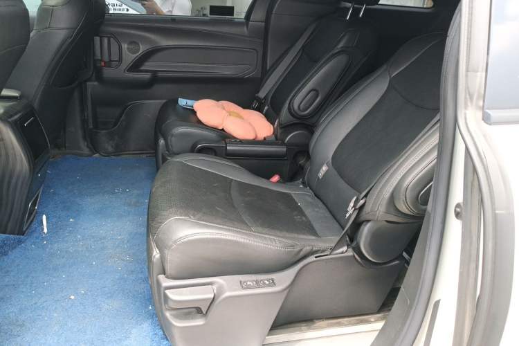 Used Toyota SIENNA 2023 2.5L Hybrid Deluxe Edition Left Rear Seat