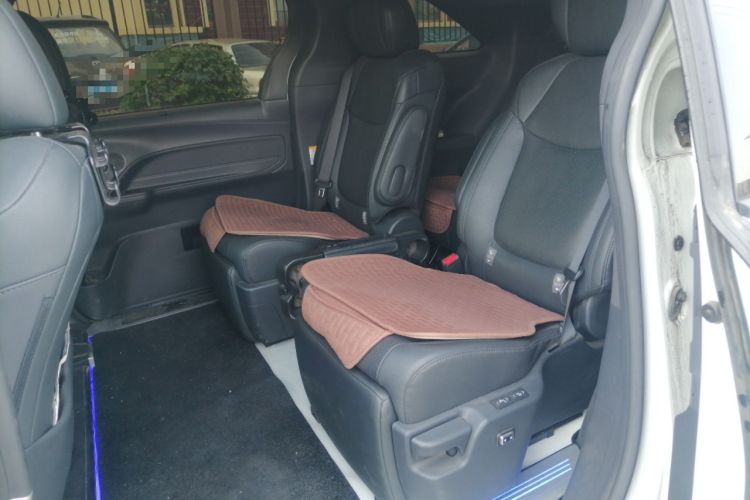 Used Toyota SIENNA 2023 2.5L Hybrid Deluxe Edition Left Rear Seat