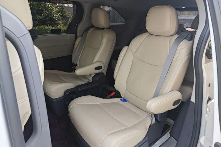 Used Toyota SIENNA 2023 2.5L Hybrid Comfort Edition Left Rear Seat