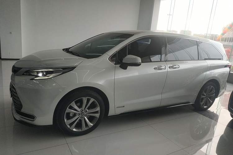 Used Toyota SIENNA 2023 2.5L Hybrid Deluxe Edition Left Side