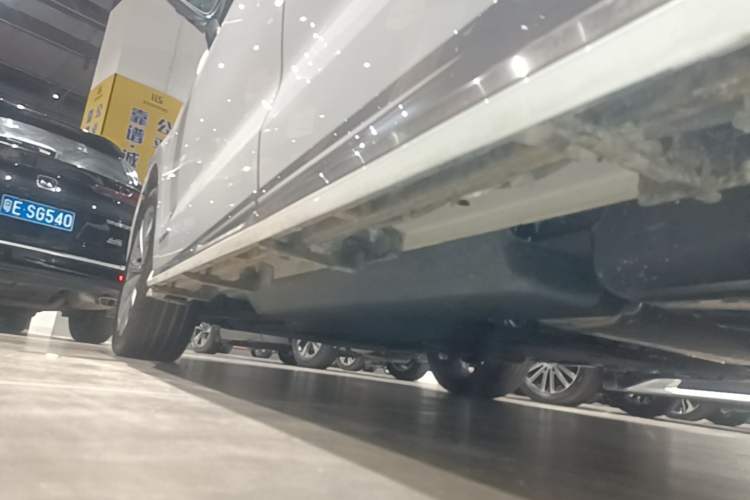 Used Toyota SIENNA 2023 2.5L Hybrid Platinum Edition Left Side Sill