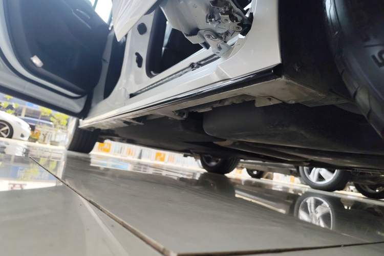 Used Toyota SIENNA 2023 2.5L Hybrid Deluxe Edition Left Side Sill