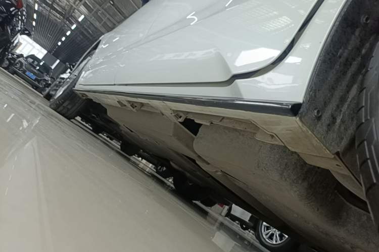 Used Toyota SIENNA 2023 2.5L Hybrid Deluxe Edition Left Side Sill