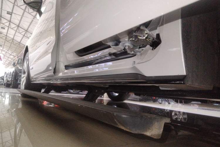 Used Toyota SIENNA 2023 2.5L Hybrid Deluxe Edition Left Side Sill