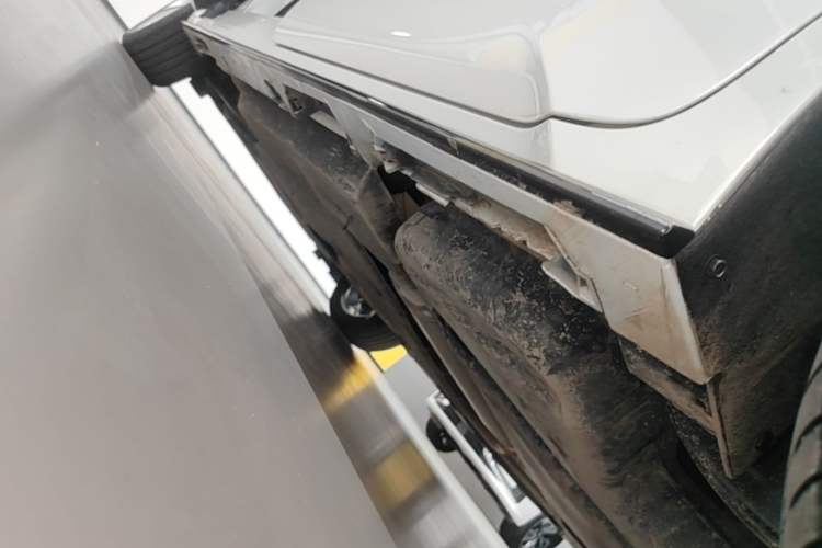 Used Toyota SIENNA 2023 2.5L Hybrid Deluxe Edition Left Side Sill