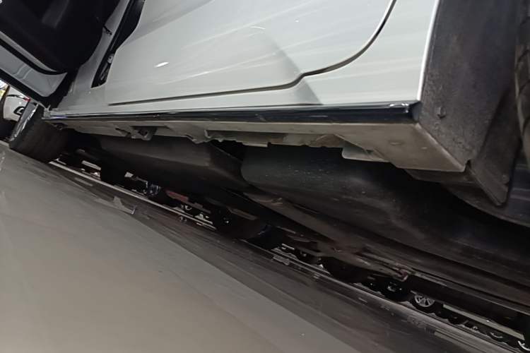 Used Toyota SIENNA 2023 2.5L Hybrid Deluxe Edition Left Side Sill