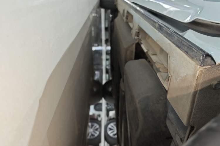 Used Toyota SIENNA 2023 2.5L Hybrid Deluxe Edition Left Side Sill