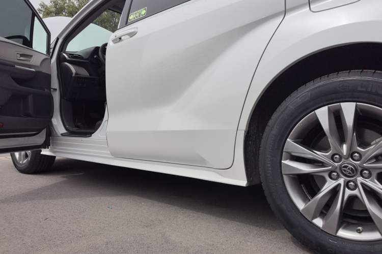 Used Toyota SIENNA 2023 2.5L Hybrid Comfort Edition Left Side Sill