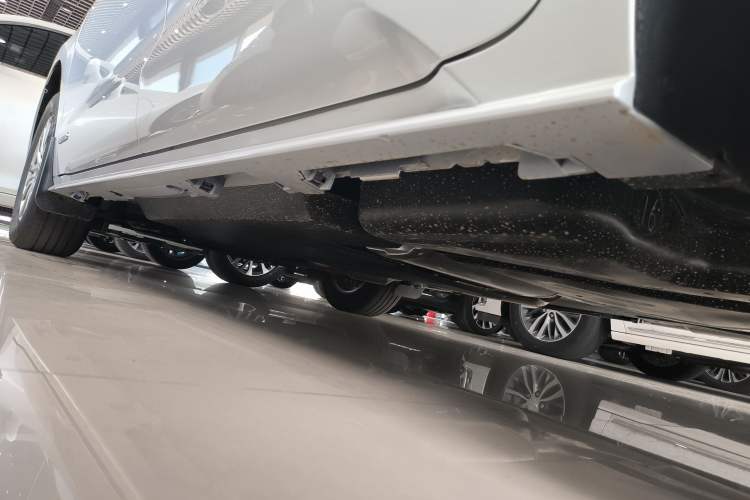 Used Toyota SIENNA 2023 2.5L Hybrid Comfort Edition Left Side Sill
